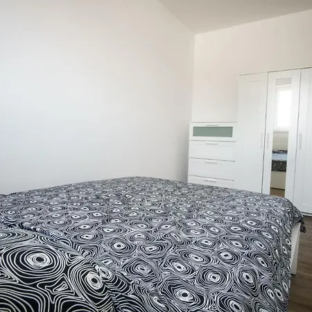Newly Renovated Near Park Tivoli With Free Parking Apartma